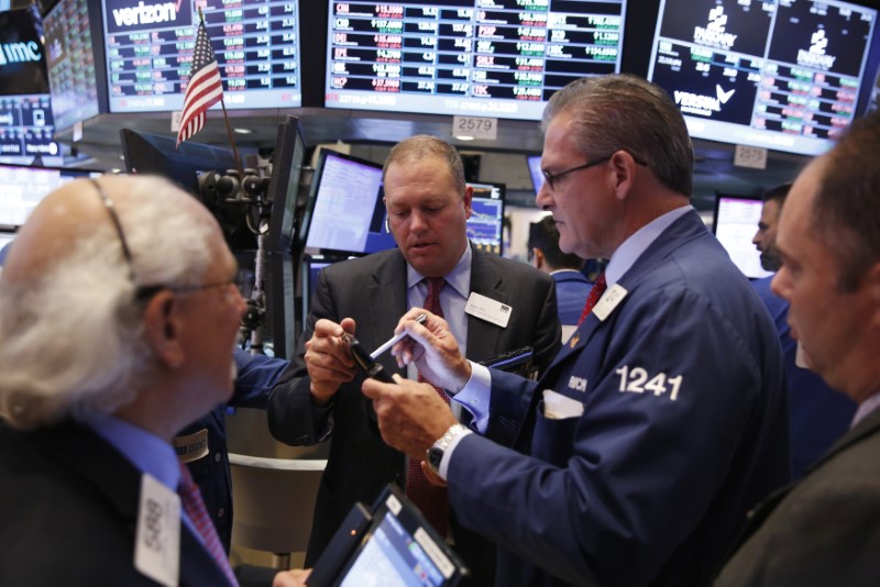 © Reuters. Traders work on the floor of the NYSE