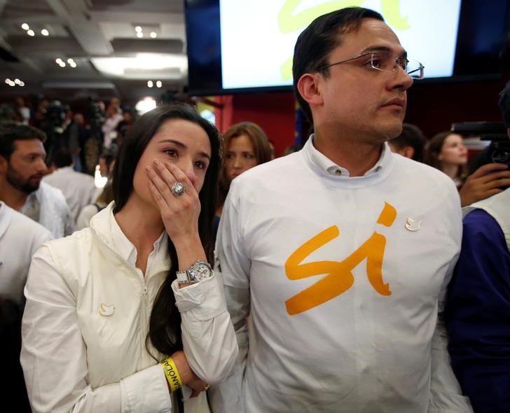 © Reuters. A supporter of "Si" vote cries after the nation voted "NO" in a referendum on a peace deal between the government and FARC rebels at Bolivar Square in Bogota