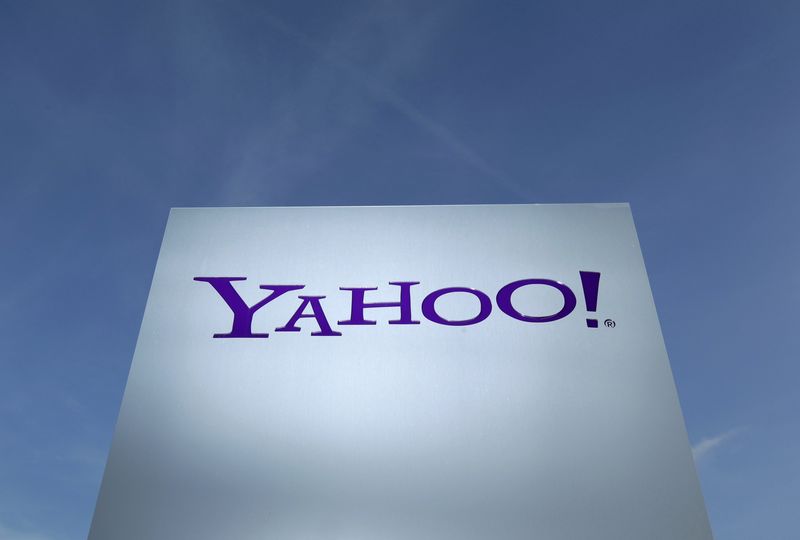 © Reuters. Logo do Yahoo é fotografado em prédio na Suíça