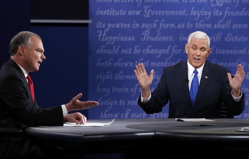 © Reuters. المتنافسان على منصب نائب الرئيس ينتقدان ترامب وكلينتون في مناظرة