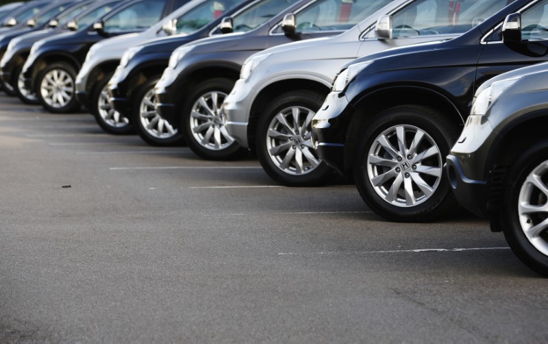 © Reuters. Cars are displayed outside a Volvo showroom in west London