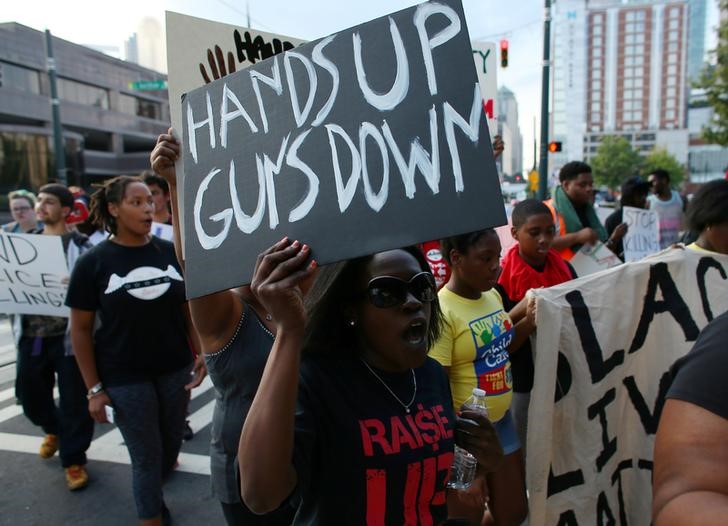 © Reuters. شرطة نورث كارولاينا تنشر فيديو لمقتل رجل أسود بعد اندلاع احتجاجات