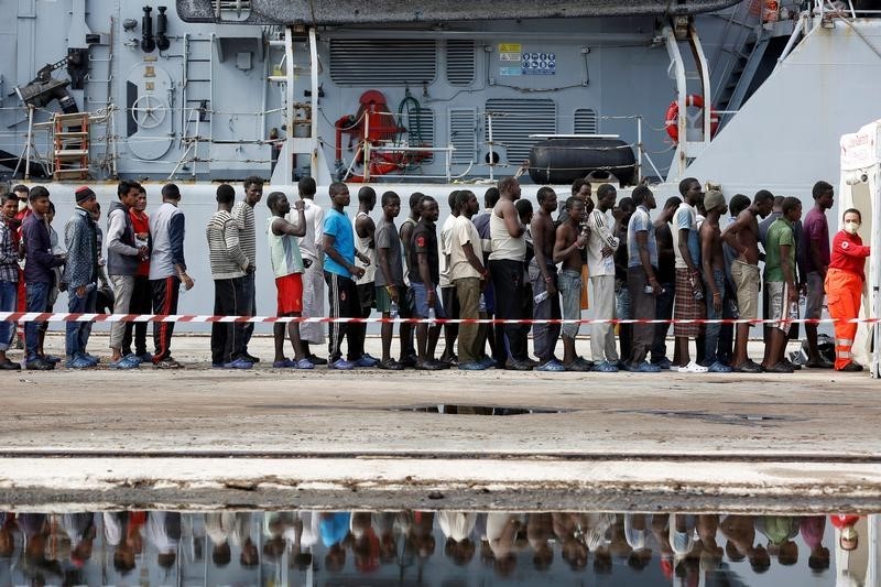 © Reuters. إنقاذ نحو 4655 مهاجرا وانتشال 28 جثة في البحر المتوسط
