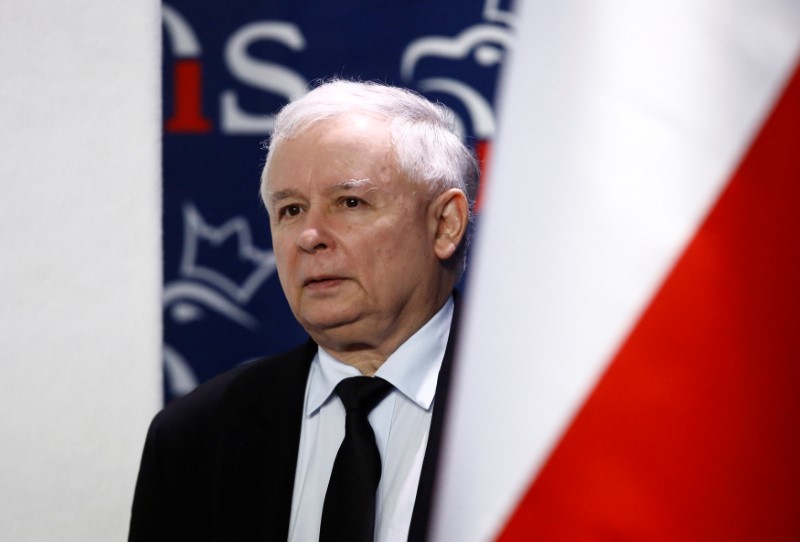 © Reuters. Kaczynski, leader of ruling party Law and Justice  attends a news conference about Brexit in party headquarters in Warsaw