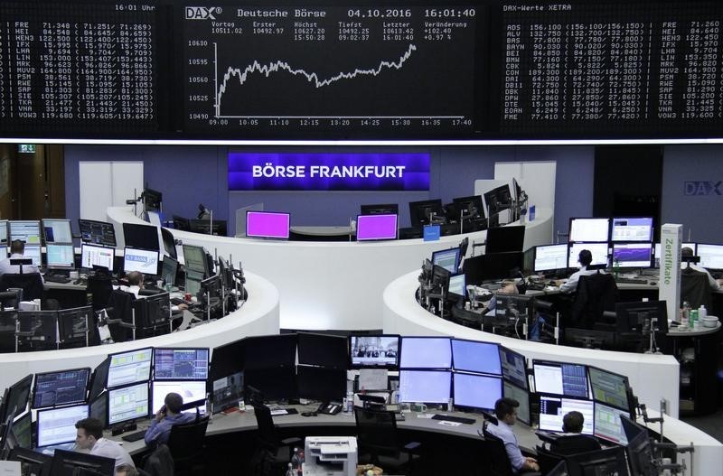 © Reuters. Las bolsas europeas caen por preocupaciones sobre BCE, Tesco se dispara