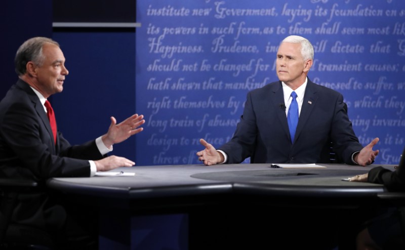 © Reuters. Democrata Tim Kaine e republicano Mike Pence durante debate entre vices em Farmville, Virgínia