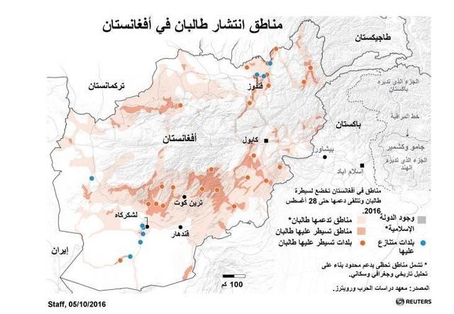 © Reuters. فرار السكان مع استمرار قتال القوات الأفغانية ضد طالبان في قندوز