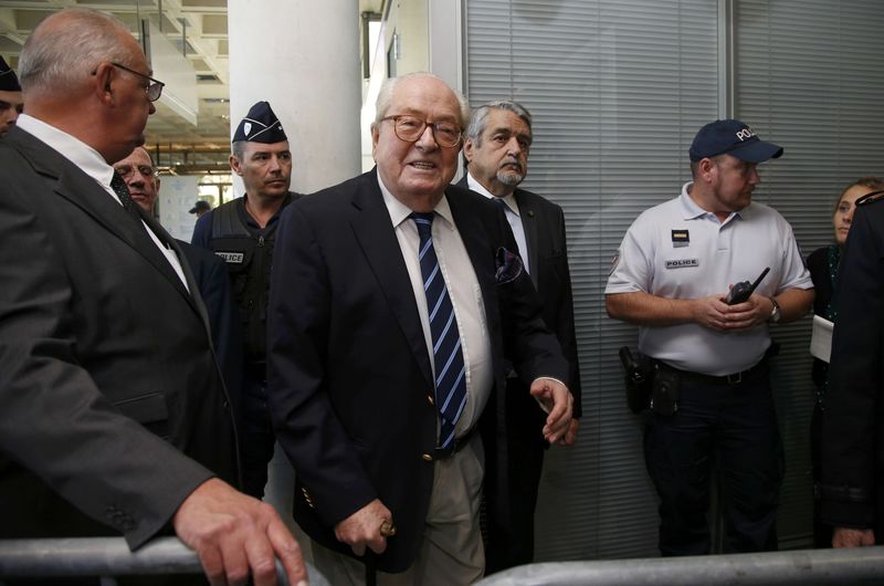 © Reuters. JEAN-MARIE LE PEN CONTESTE AU TRIBUNAL SON EXCLUSION DU FN