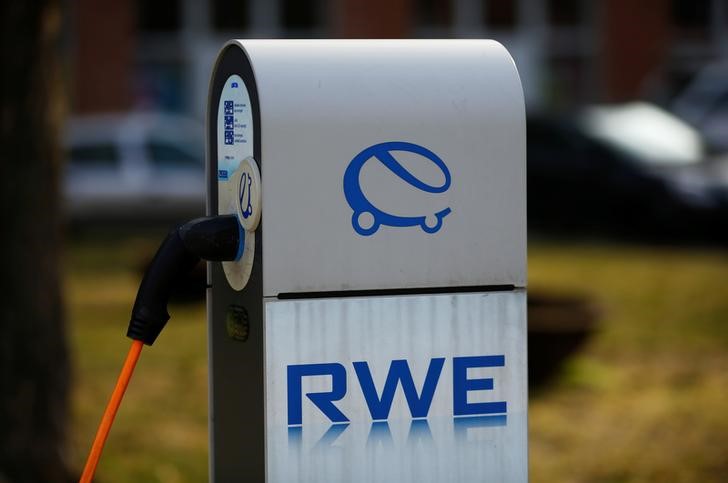 © Reuters. A fuel station for e-cars of German power supplier RWE is pictured in Berlin