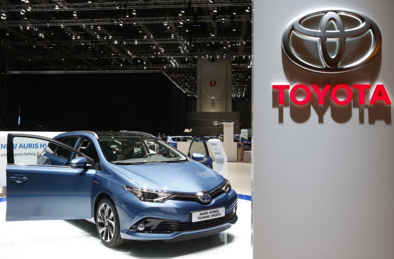 © Reuters. A Toyota Auris Hybrid Touring Sports car is pictured ahead of the 85th International Motor Show in Geneva