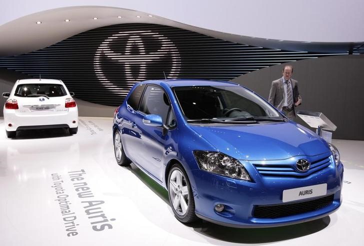 © Reuters. Toyota Auris на автошоу в Женеве