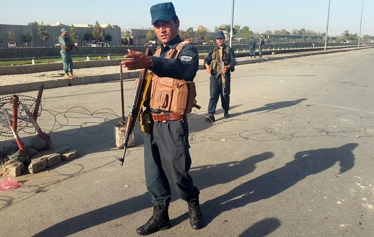 © Reuters. Afghan policemen stand guard at the site of a blast in Kabul