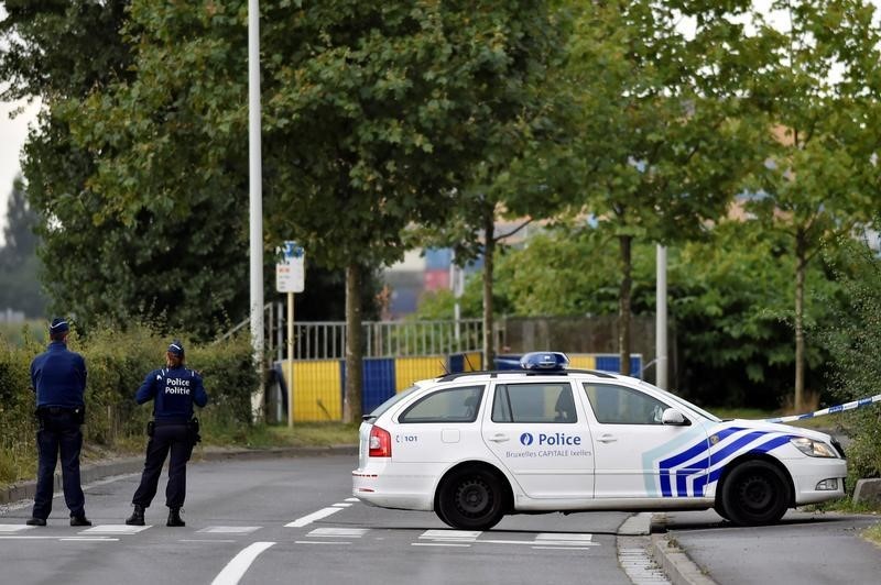 © Reuters. محققو مكافحة الإرهاب في بلجيكا يحققون في حادث طعن رجال شرطة