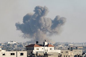 © Reuters. Smoke rises following what witnesses said was an Israeli air strike, east of Gaza City