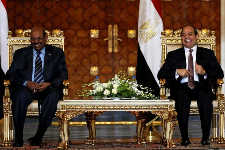 © Reuters. الرئيسان المصري والسوداني يوقعان وثيقة شراكة استراتجية