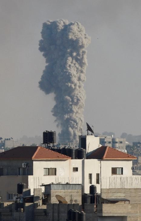 © Reuters. طائرات إسرائيلية تهاجم حماس في غزة بعد سقوط صاروخ على بلدة إسرائيلية