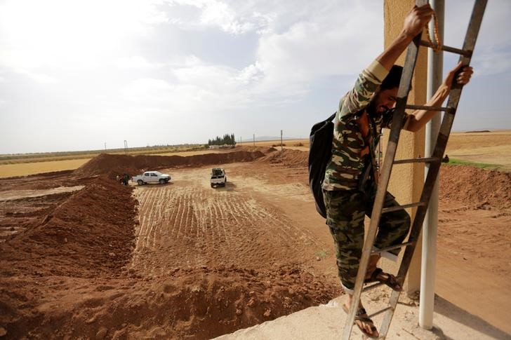 © Reuters. المعارضة السورية تواجه مقاومة شديدة من الدولة الإسلامية قرب دابق