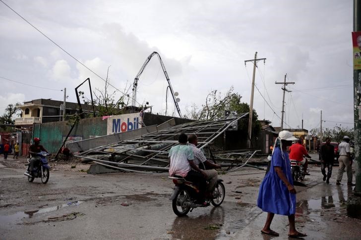 © Reuters. الإعصار ماثيو يقتل 17 شخصا على الأقل ويتجه نحو جزر البهاما