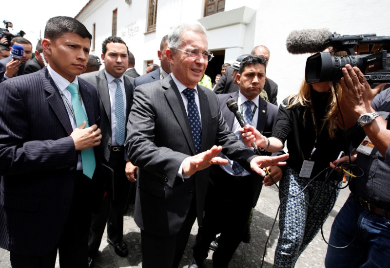 © Reuters. Colombian former President and Senator Uribe arrives before a meeting with Colombia's President  Santos at Narino Palace in Bogota, Colombia