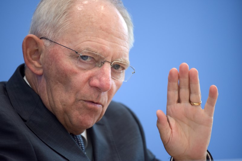 © Reuters. Finance Minister Schaeuble speaks at a news conference on 2017 budget and financial plan till 2020 in Berlin