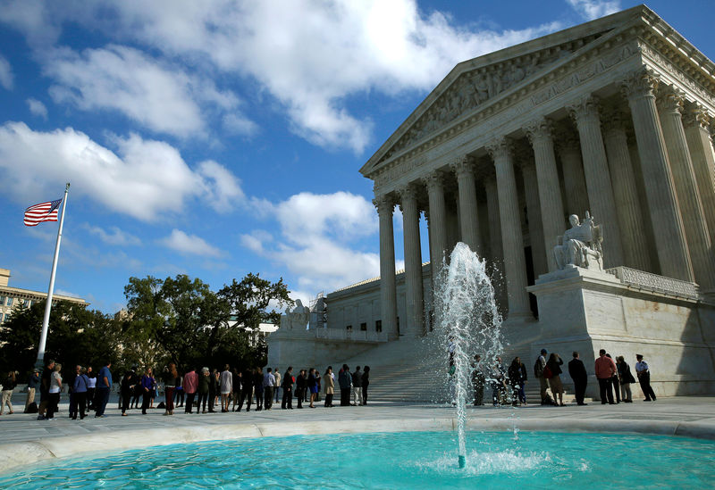 © Reuters. Visitors enter the U.S. Supreme Court in Washington