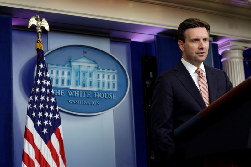© Reuters. White House Press Secretary Josh Earnest speaks during a daily press briefing at the White House in Washington