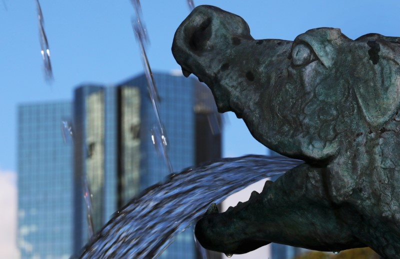 © Reuters. A sculpture of a dragon, part of a fountain, is seen next to the headquarters of Germany's Deutsche Bank in Frankfur