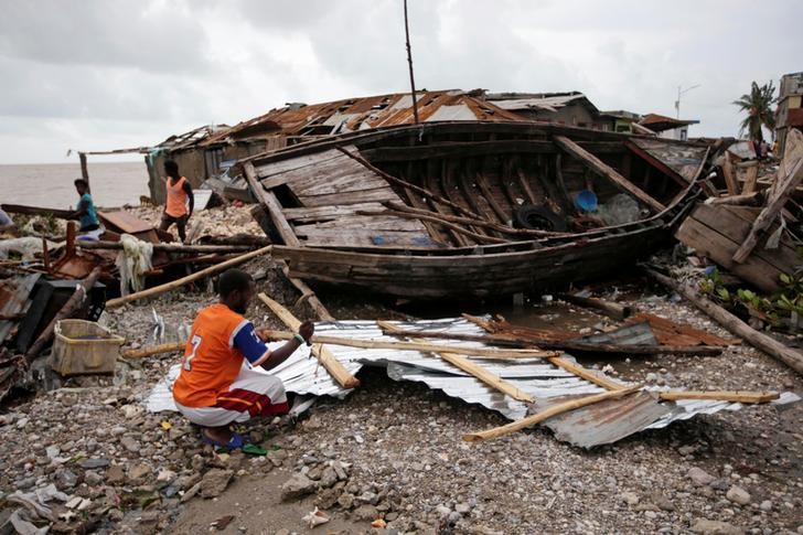 © Reuters. Homem retira destroços após passagem de furacão Matthew em Les Cayes, Haiti