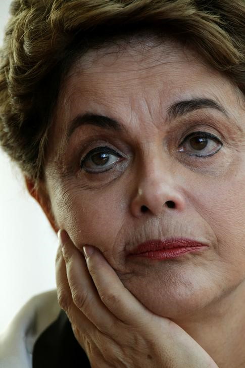 © Reuters. Ex-presidente Dilma Rousseff durante coletiva de imprensa para jornalistas estrangeiros no Palácio da Alvorada, em Brasília, Brasil