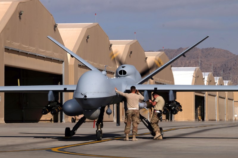 © Reuters. U.S. airmen prepare a U.S. Air Force MQ-9 Reaper drone as it leaves on a mission at Kandahar Air Field