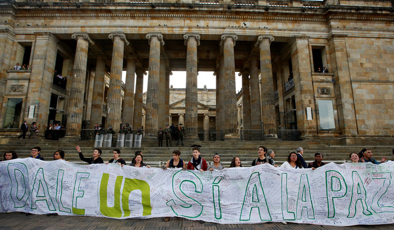 © Reuters. University students and supporters of the peace deal signed between the government and Revolutionary Armed Forces of Colombia (FARC) rebels display a banner reading "Give a yes to peace" during a rally in front of Congress in Bogota