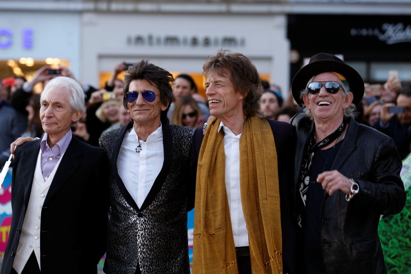 © Reuters. Members of the Rolling Stones arrive for the "Exhibitionism" opening night gala at the Saatchi Gallery in London