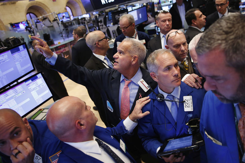 © Reuters. Traders work on the floor of the NYSE