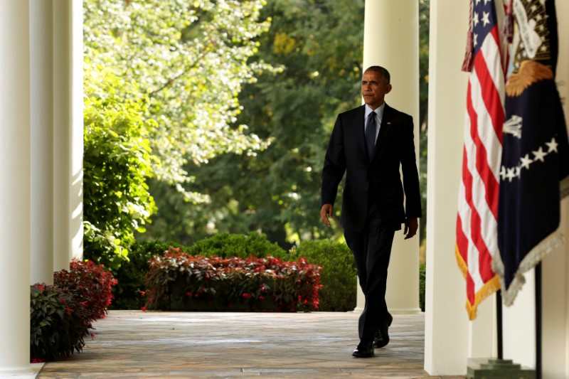 © Reuters. President Barack Obama arrives to deliver a statement on the Paris Agreement