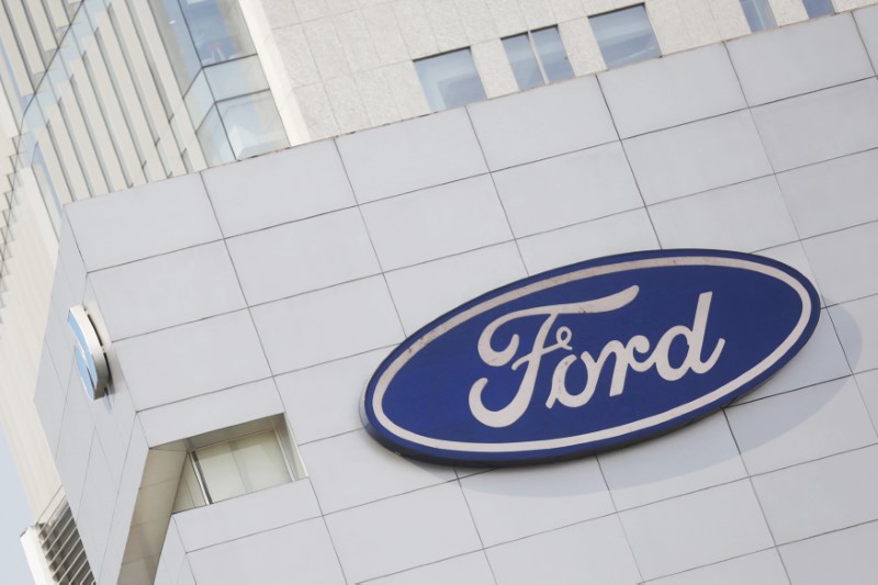 © Reuters. A Ford logo is pictured at a store of the automaker, in Mexico City