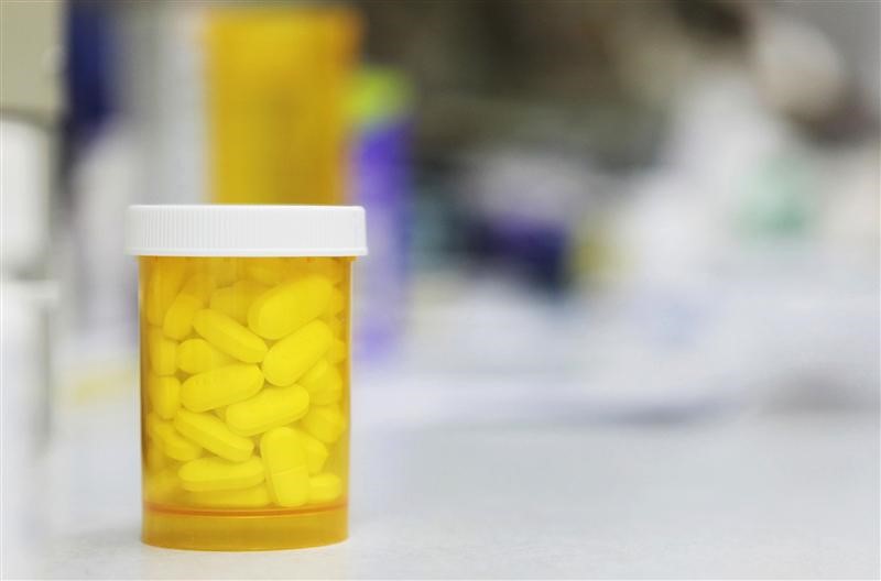 © Reuters. A bottle of prescription medication rests on a counter at a pharmacy in New York