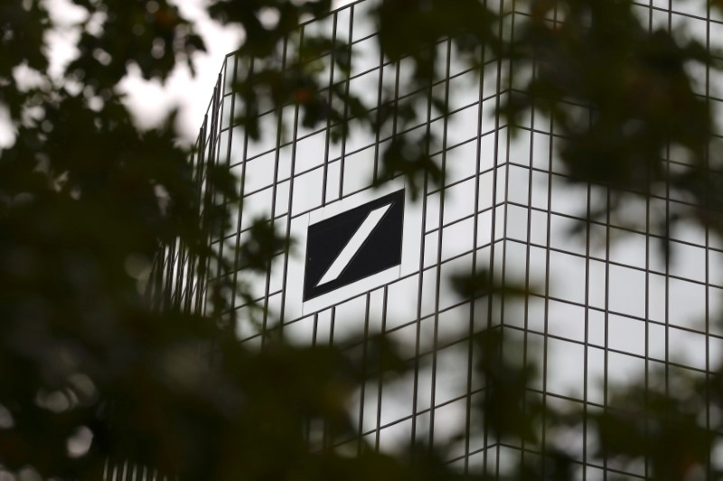 © Reuters. Branches of a tree are pictured in front of the Deutsche Bank headquarters in Frankfurt