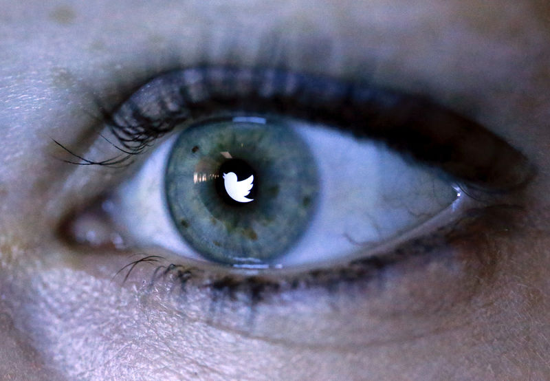 © Reuters. An illustration picture shows the Twitter logo reflected in the eye of a woman in Berlin