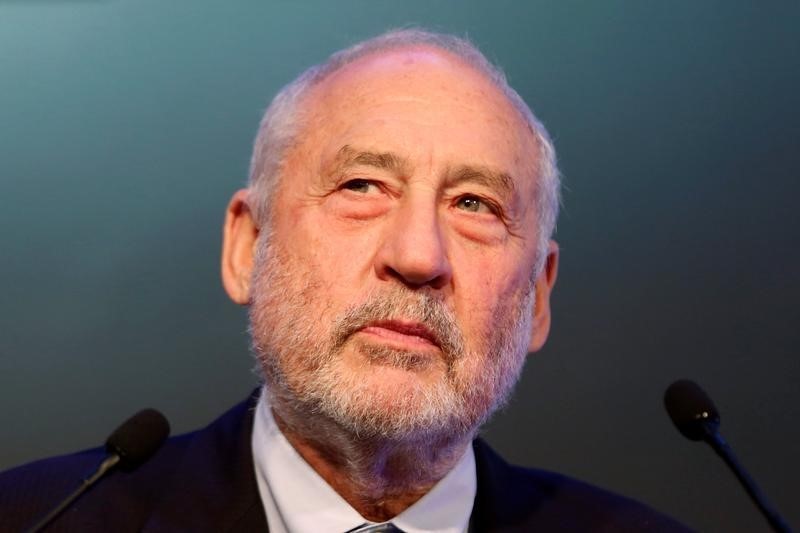 © Reuters. Nobel Prize-winning economist Joseph Stiglitz attends a keynote presentation during CLSA investors conference in Hong Kong