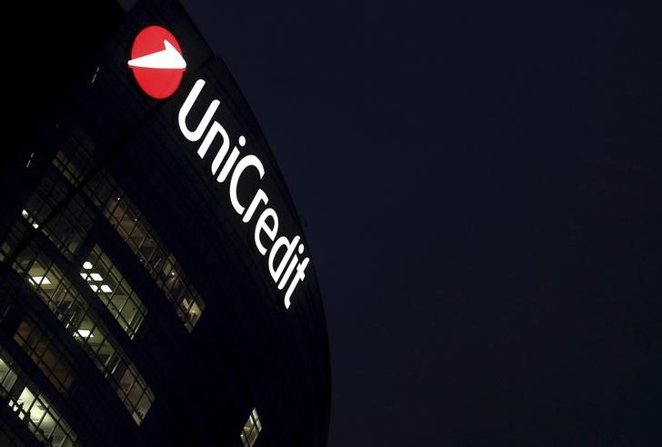 © Reuters. La sede centrale di UniCredit, a Milano