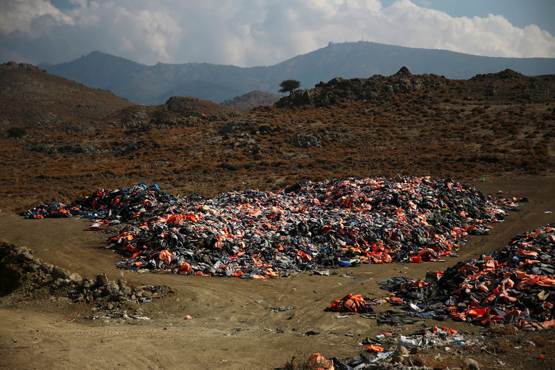 © Reuters. Thousands of lifejackets left by migrants and refugees are piled up at a garbage dump site near the town of Mithymna (also known as Molyvos) on the island of Lesbos