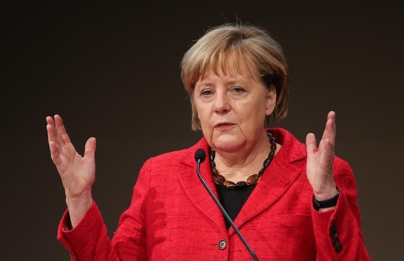 © Reuters. La cancelliera tedesca Angela Merkel oggi durante una conferenza a Berlino