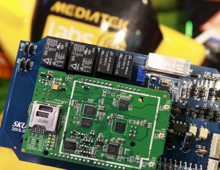 © Reuters. MediaTek chips are seen on a development board at the MediaTek booth during the 2015 Computex exhibition in Taipei, Taiwan