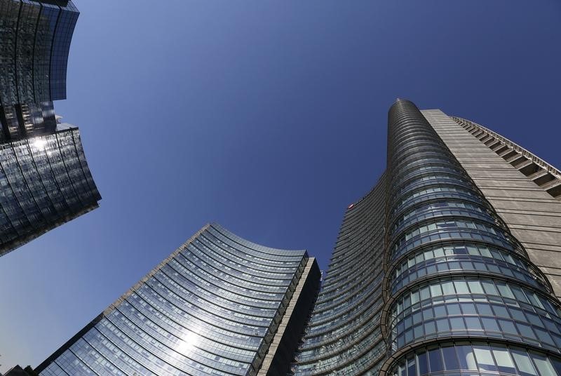 © Reuters. La sede centrale di UniCredit, a Milano