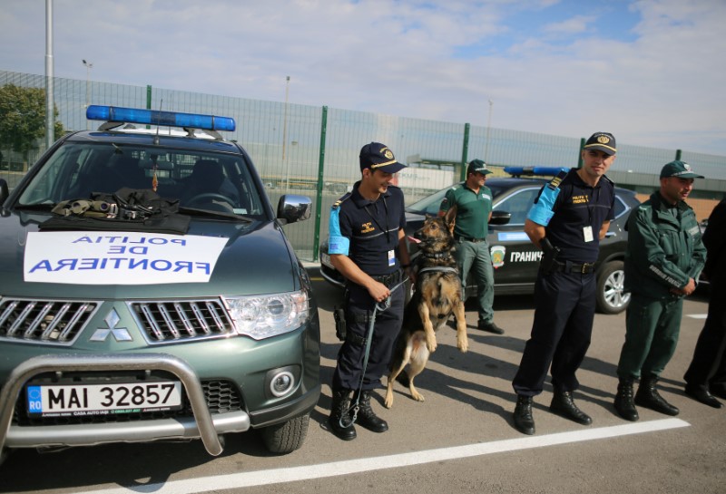 © Reuters. Border police from Romania and Bulgaria stand in front of their vehicles during the official launch of the European Union's Border and Coast Guard Agency at Kapitan Andreevo border crossing on the Bulgarian-Turkish border