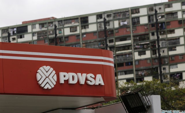 © Reuters. The logo of the Venezuelan state oil company PDVSA is seen at a gas station in Caracas