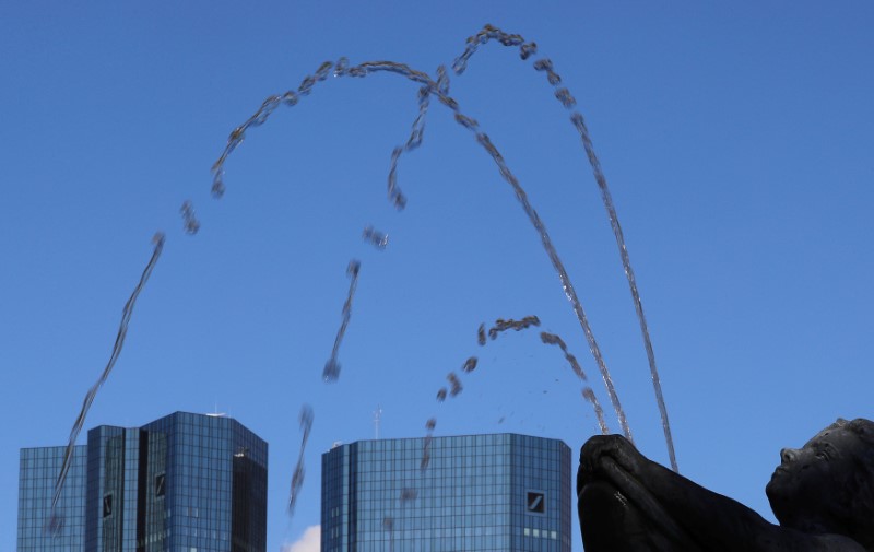 © Reuters. A fountain is seen next to the headquarters of Germany's Deutsche Bank in Frankfurt