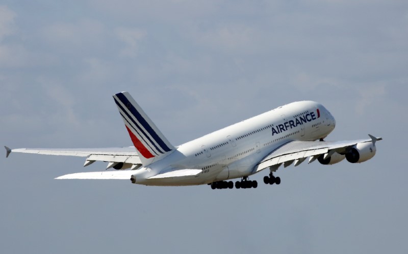 © Reuters. RALENTISSEMENT DE LA CROISSANCE DU TRAFIC AÉRIEN DE PASSAGERS