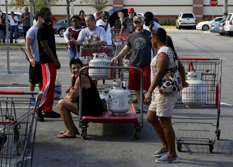 © Reuters. Pessoas fazem fila para encher butijão de gás em Coral Springs, na Flórida, antes da chegada do furacão Matthew