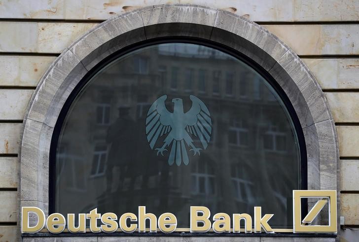 © Reuters. Логотип Deutsche Bank на отделении банка во Франкфурте-на-Майне